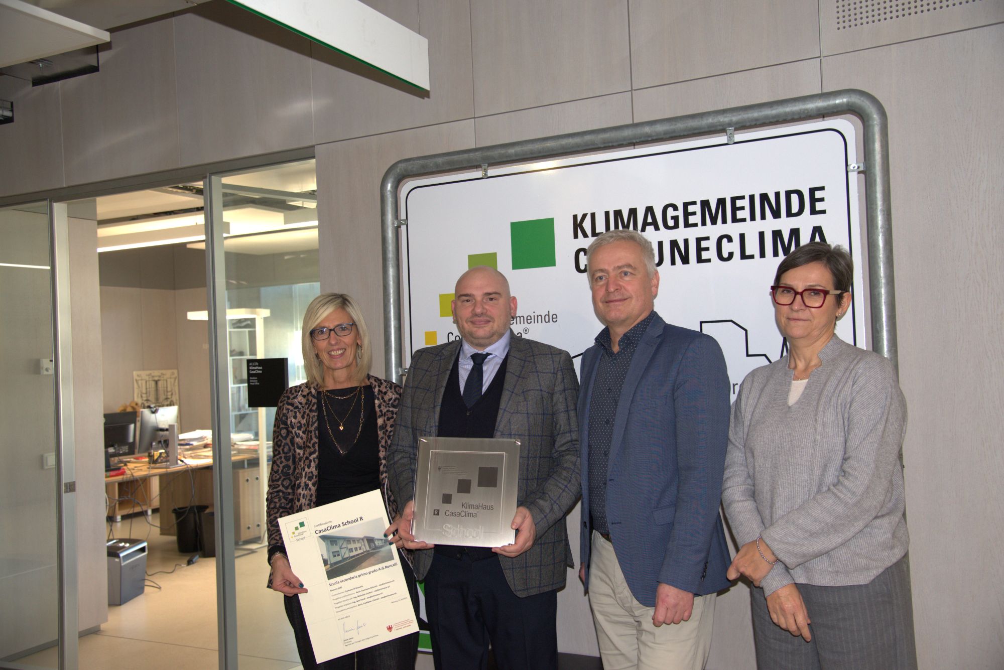 Sindaco Belli Franzini, vicesindaco Lara Carboni e consigliere Anna Quarenghi al ritiro della targa CasaClima School